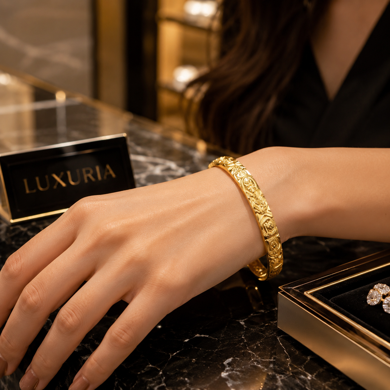Jonc Céleste Doré — Bracelet Manchette Soleil, Lune & Étoiles en Acier Inoxydable Plaqué Or